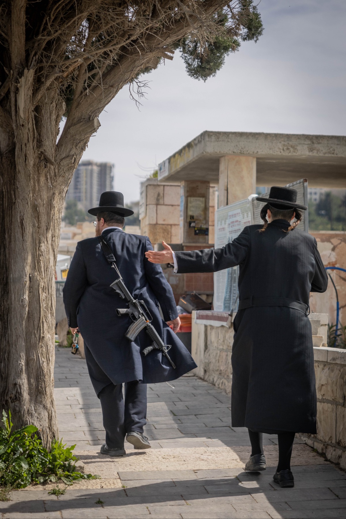 אדם חרדי נושא נשק בירושלים