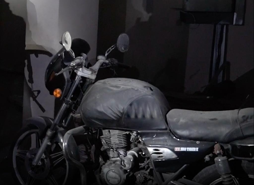 אופנוע ששימש את מחבלי החמאס כדי להוביל חטופים לבית החולים