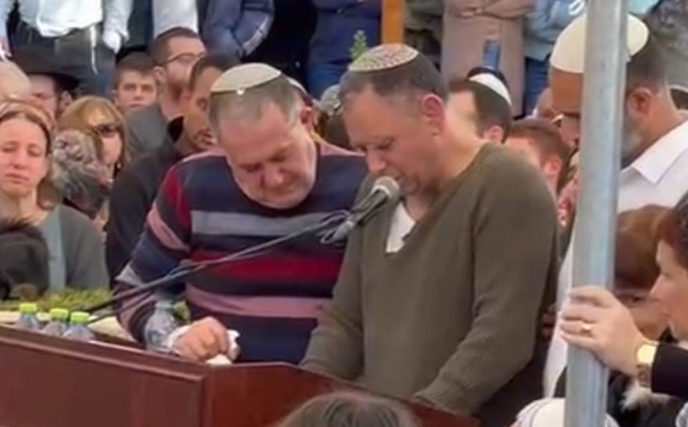 האב השכול במהלך ההלוויה