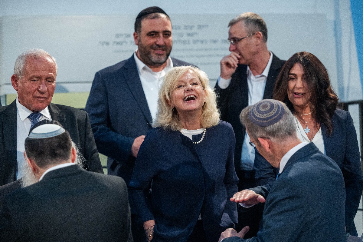 היועמ"שית בתמונה אייקונית עם שרי הממשלה