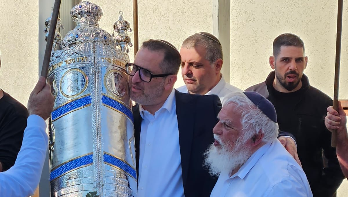 הכנסת ספר תורה לזכר אלחנן קלמנזון