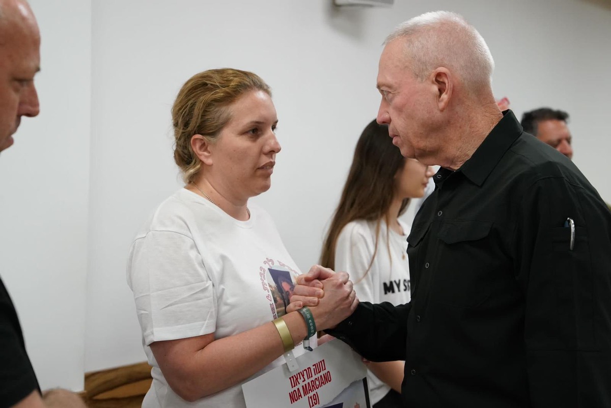 "הם מבינים את הכאב והלחץ", גלנט עם משפחות החטופים
