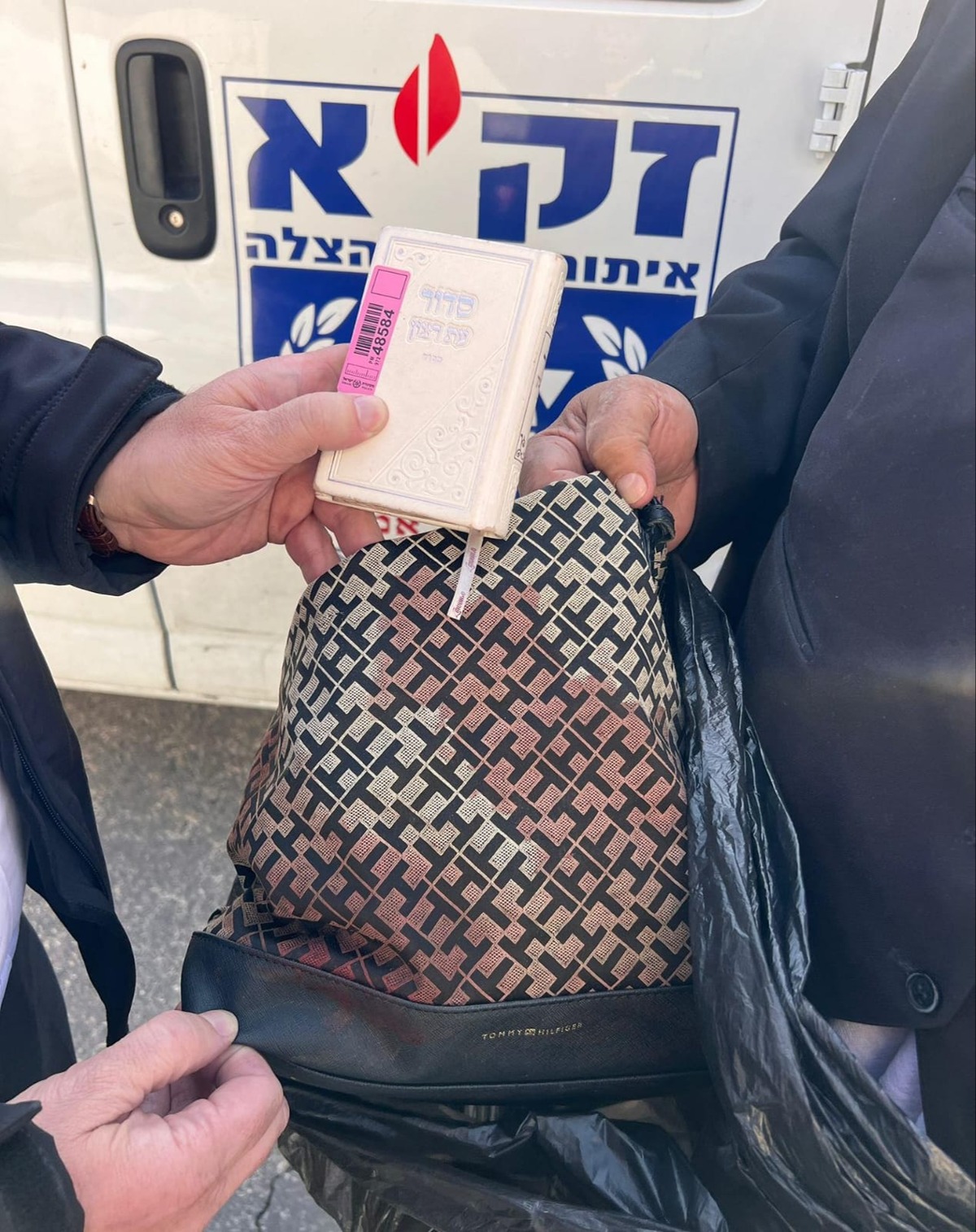 הסידור שאותר בזירה