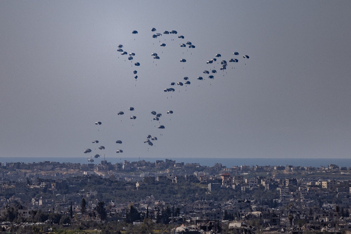 הצנחת סיוע הומניטרי מעל עזה