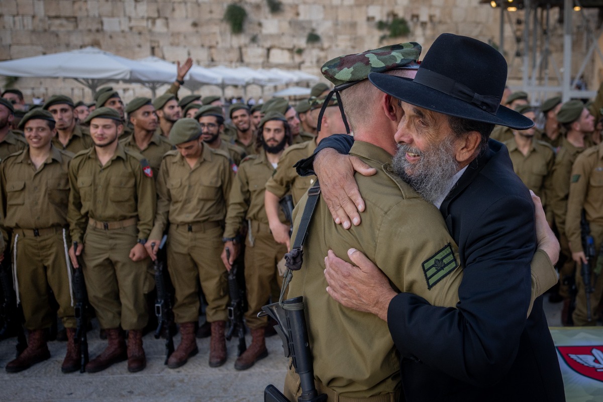 הרב אבי קמיצקי, מרבני הגדוד, מחובק עם לוחם