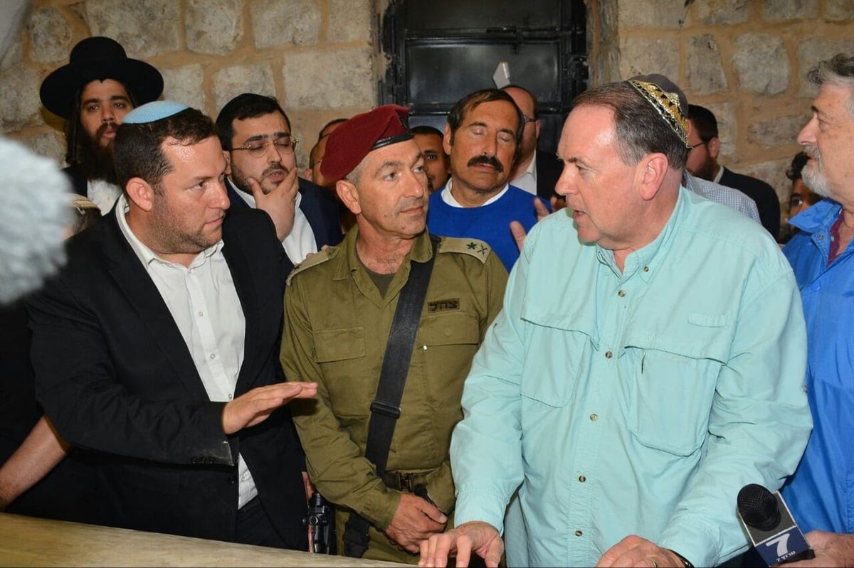 השגריר הנבחן, מייק האקבי