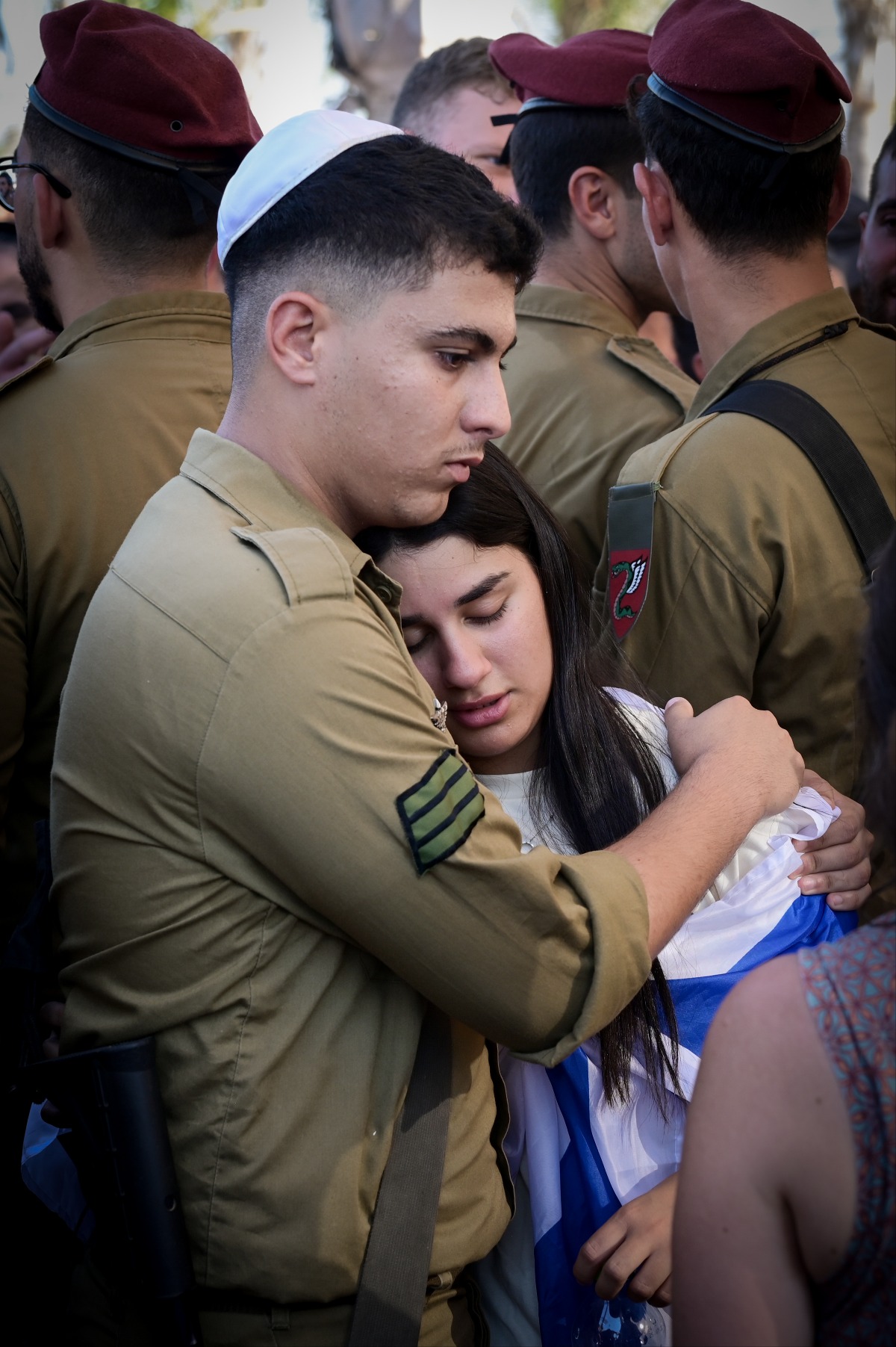 חבריו ומשפחתו של הלוחם עמית צדיקוב מלווים אותו בדרכו האחרונה