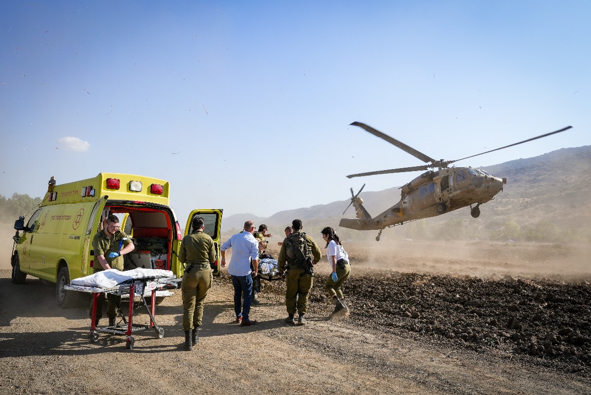חילוץ פצועים שנפגעו מירי נ"ט בכפר יובל
