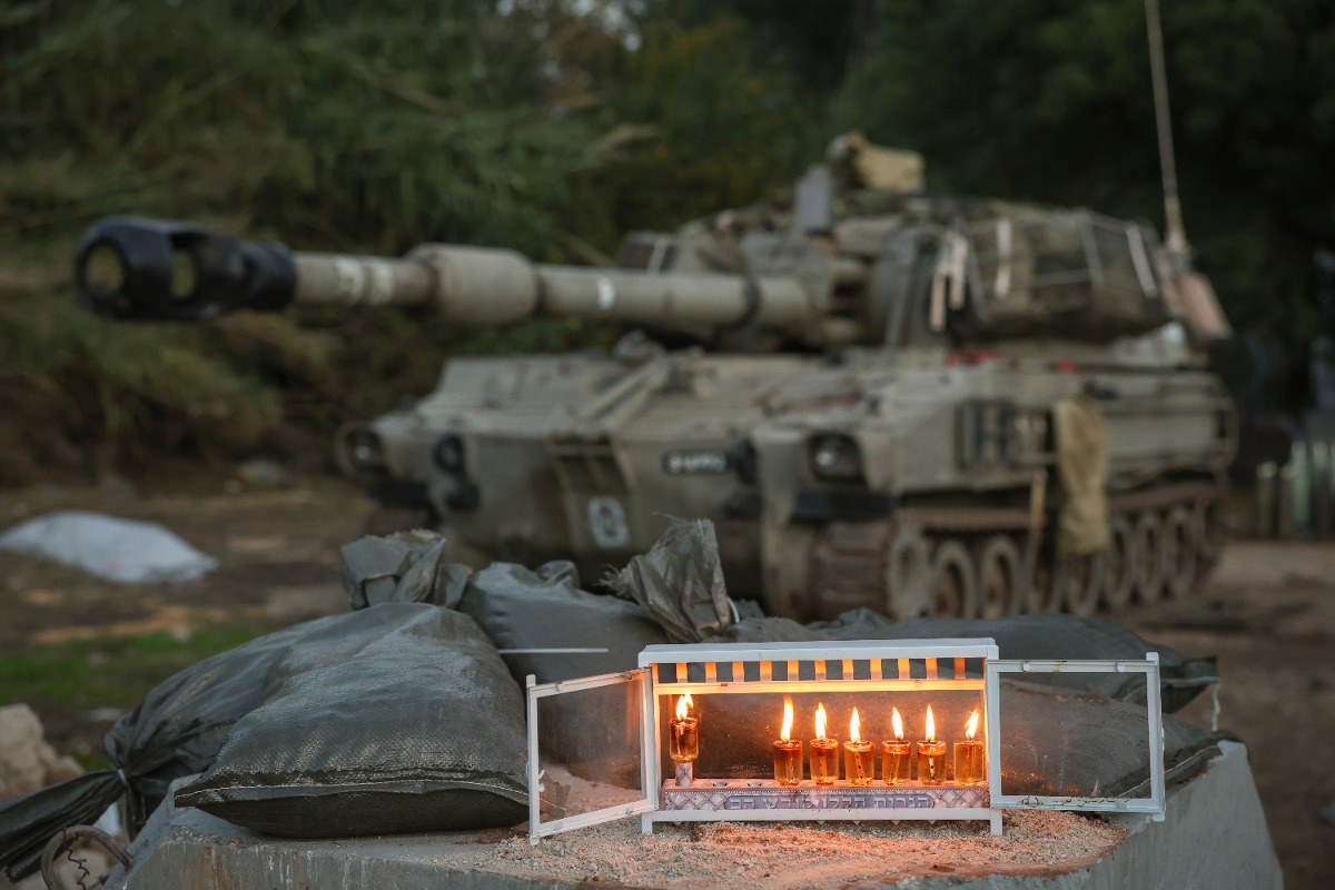 חנוכיה דולקת על גבי טנק בגבול לבנון