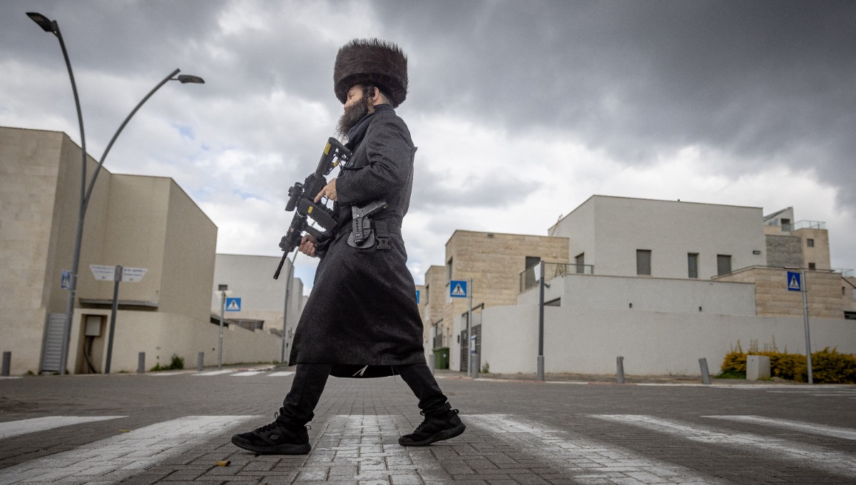 חרדי אוחז בנשק, למצולם אין קשר לכתבה