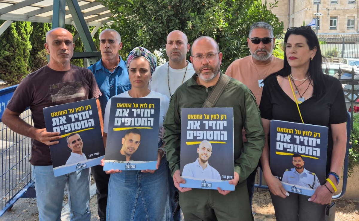 טלי גואילי, הראשונה מימין