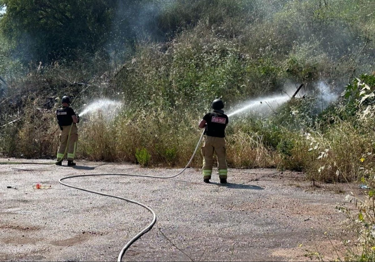לוחמי האש פועלים לכיבוי השריפה
