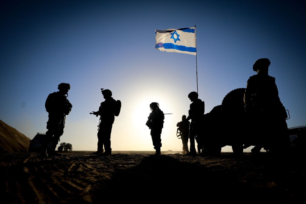 לוחמים על גבול עזה בשעת שקיעה