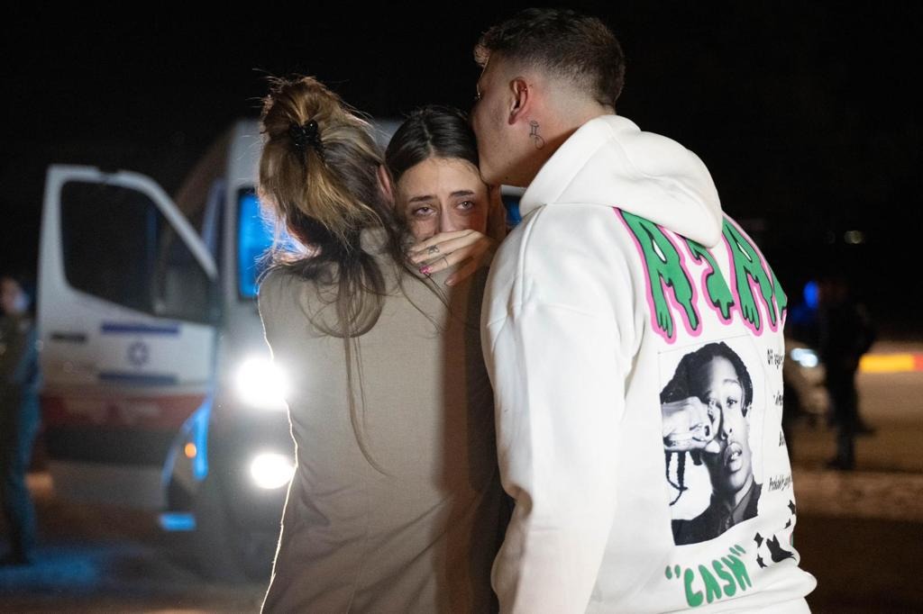 מיה שם פוגשת את משפחתה לראשונה