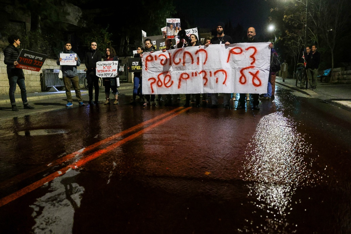 מיצג הדם בהפגנה הערב