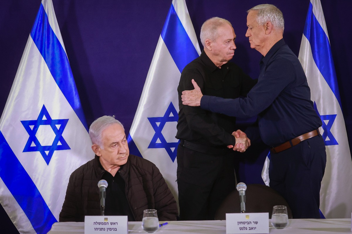 מסיבת עיתונאים בקריה: השרים גנץ וגלנט מתחבקים, נתניהו בצד