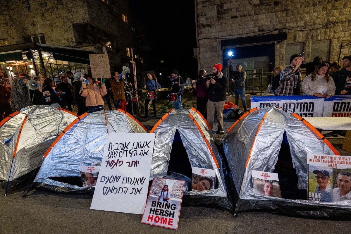 משפחות החטופים מעבירות את הלילה מול בית ראש הממשלה