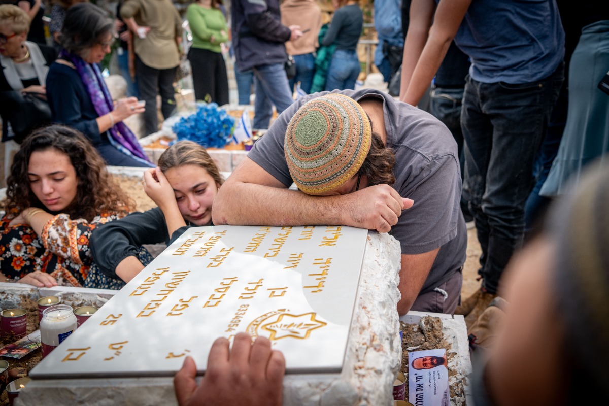 משפחתו וחבריו של ידידיה אליהו על קברו בהר הרצל