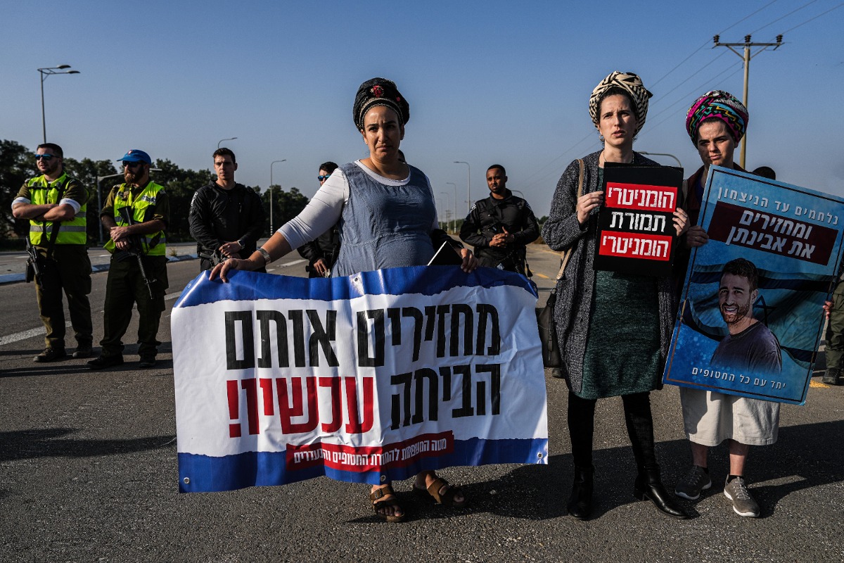 משפחתו של אבינתן אור מפגינה נגד סיוע הומניטרי לחמאס