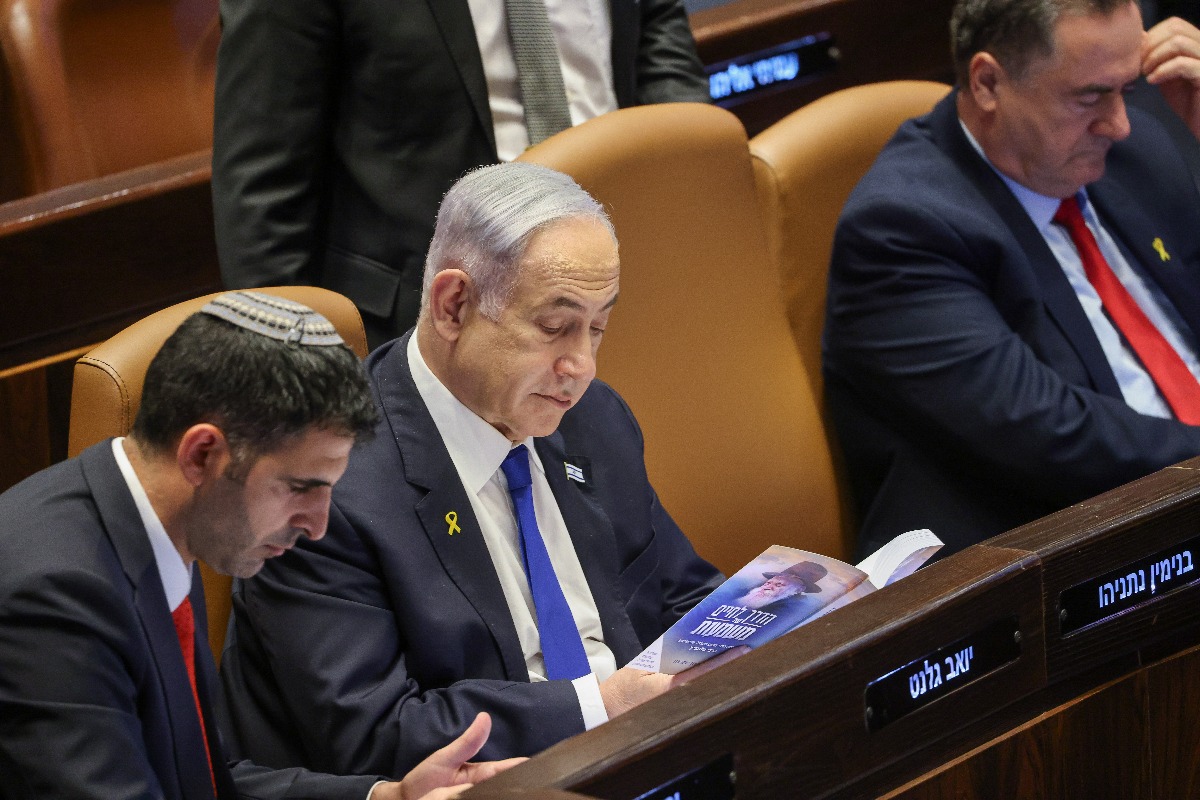 נתניהו שקוע בקריאת הספר "על משמעות החיים"