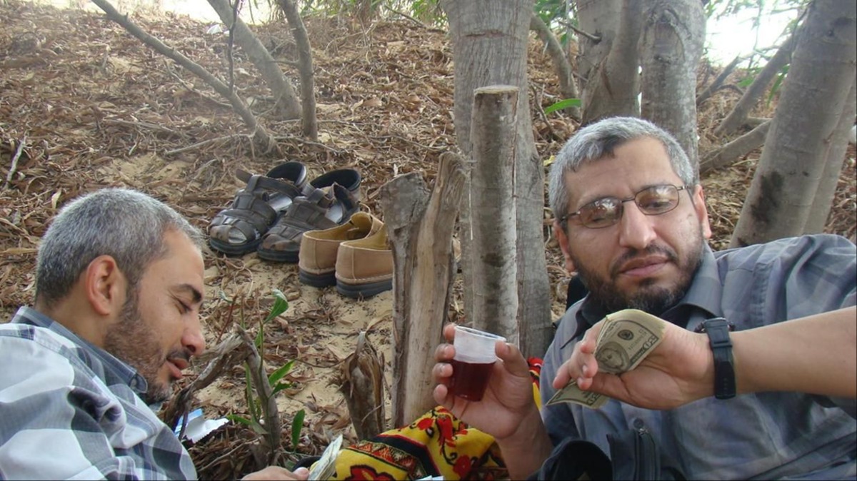 עם פיוז טי ודולרים, מוחמד דף 