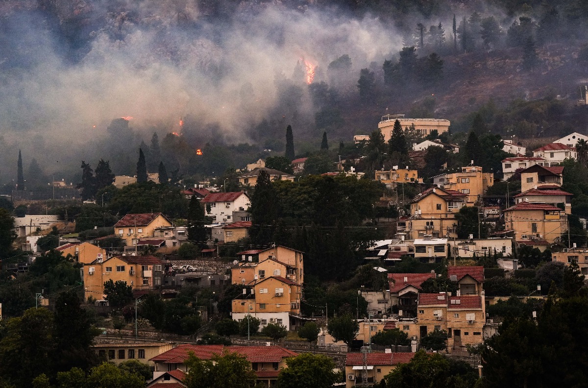 קריית שמונה עולה באש לאחר שמטחי רקטות בלבנון הציתו שריפות במרחב העיר