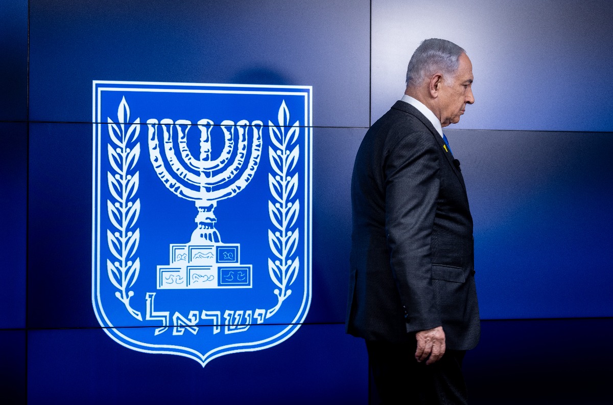 ראש הממשלה נתניהו לצד סמל המדינה