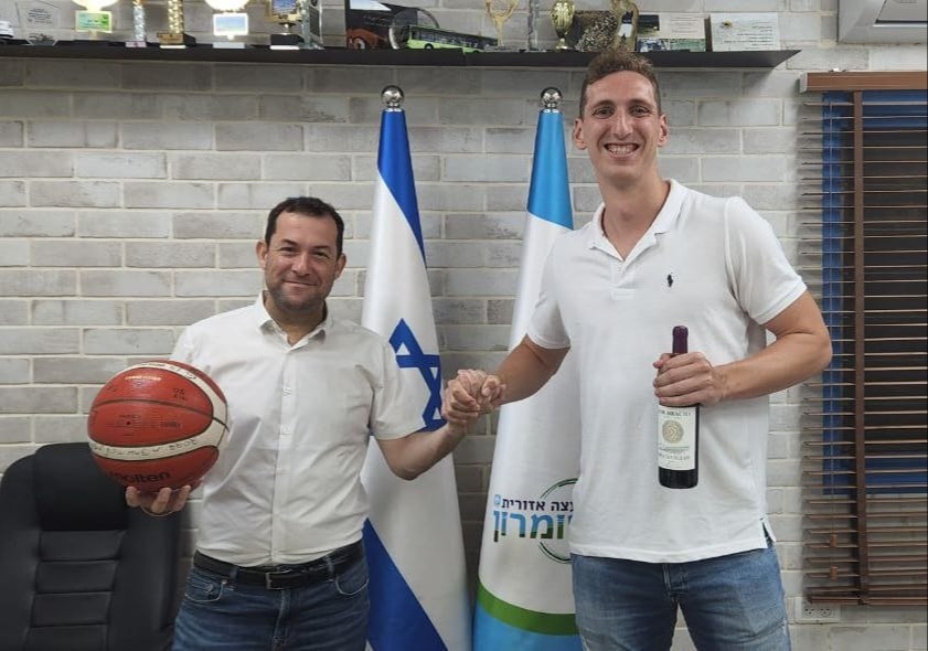 ראש מועצת שומרון במועד חתימה עם שחקן הקבוצה עדו פליישמן
