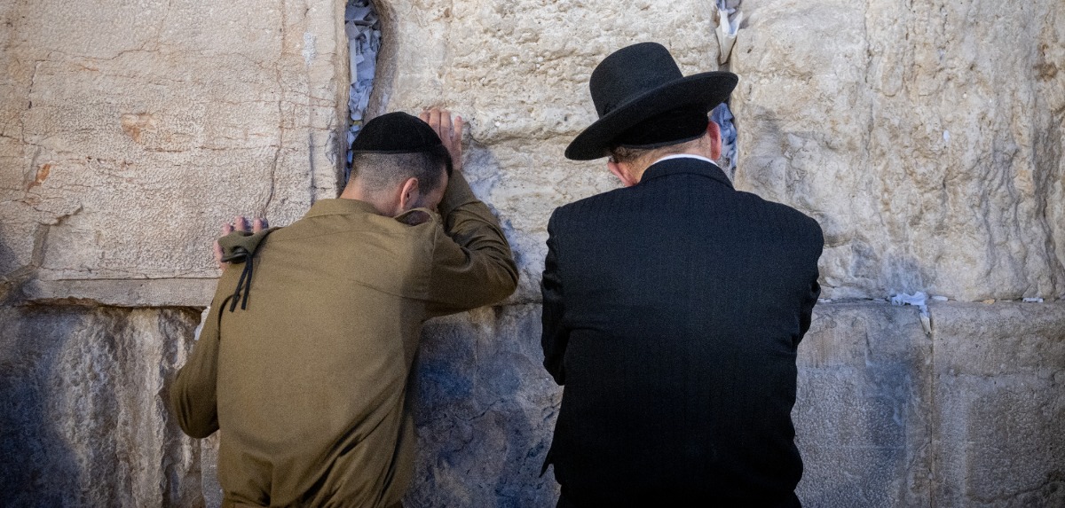רב נצח יהודה לצד אחד הלוחמים בכותל המערבי