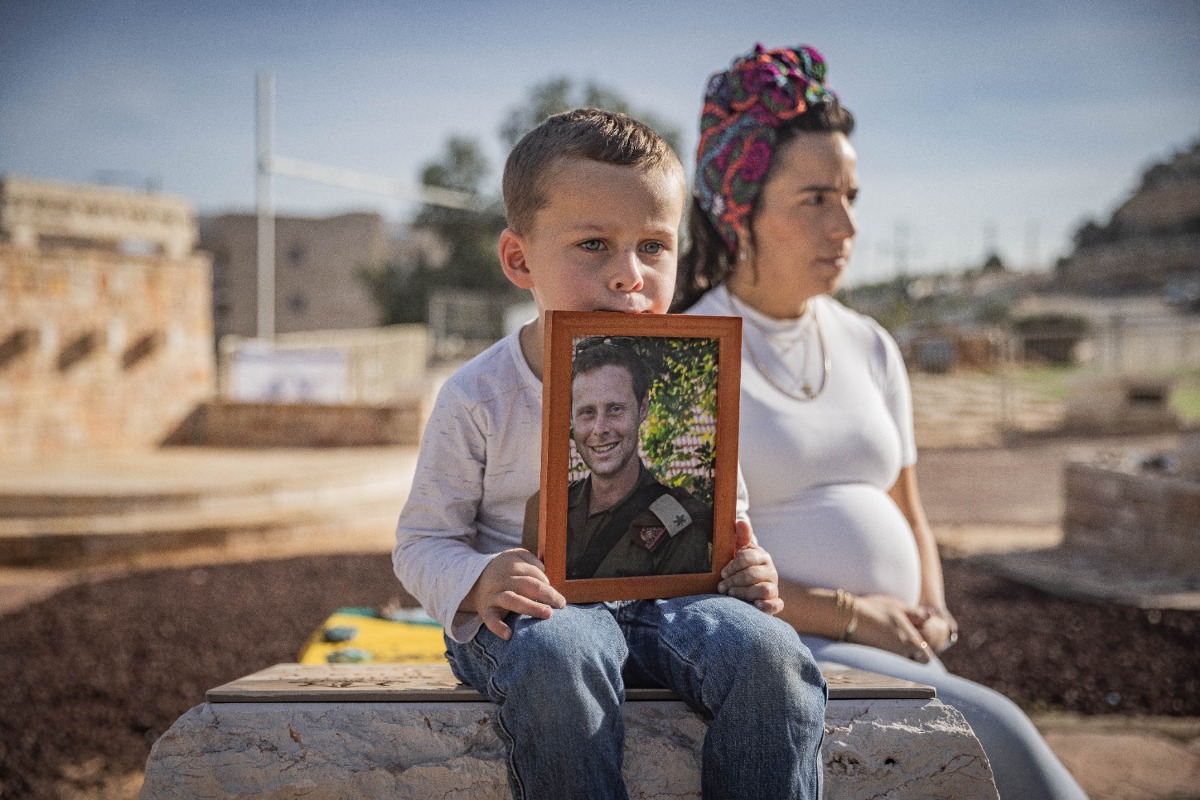 רביטל שמיר, אלמנתו של מרדכי שמיר ז"ל עולה על קברו יחד עם בנה הקטן כשהיא לקראת לידה