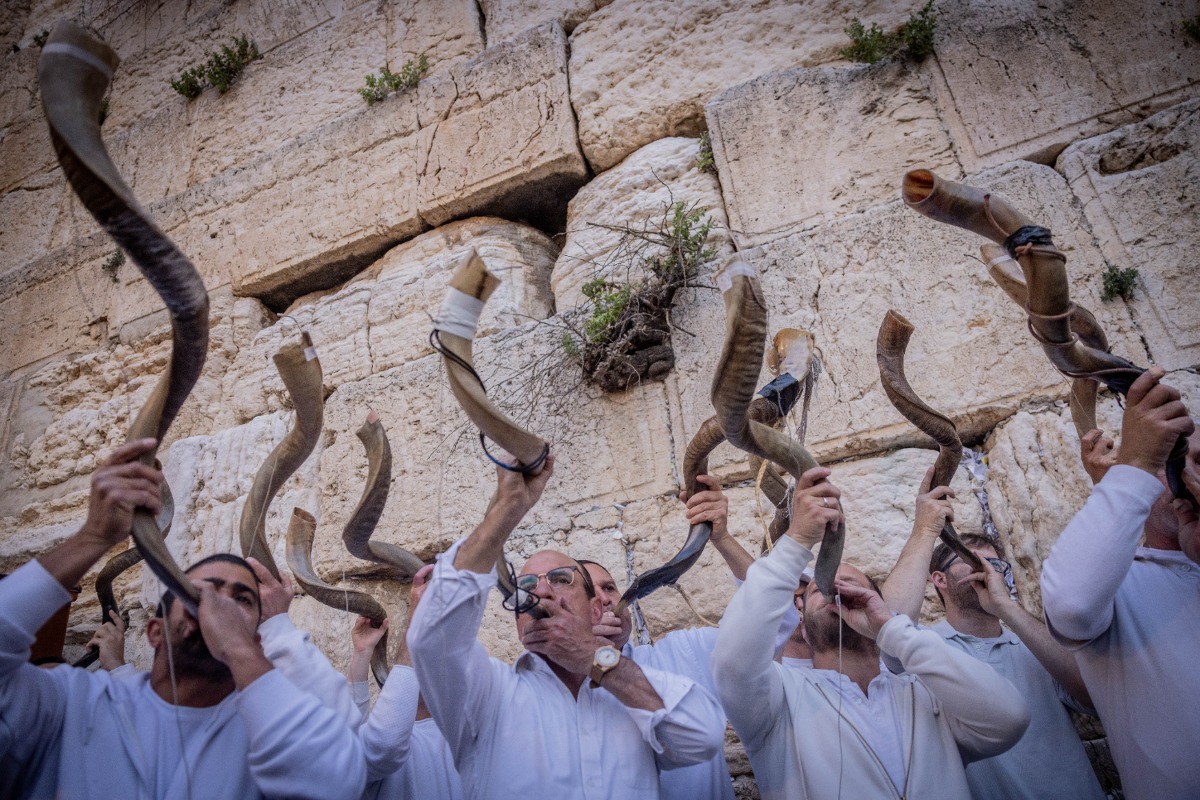 תפילה לשחרור החטופים בכותל המערבי