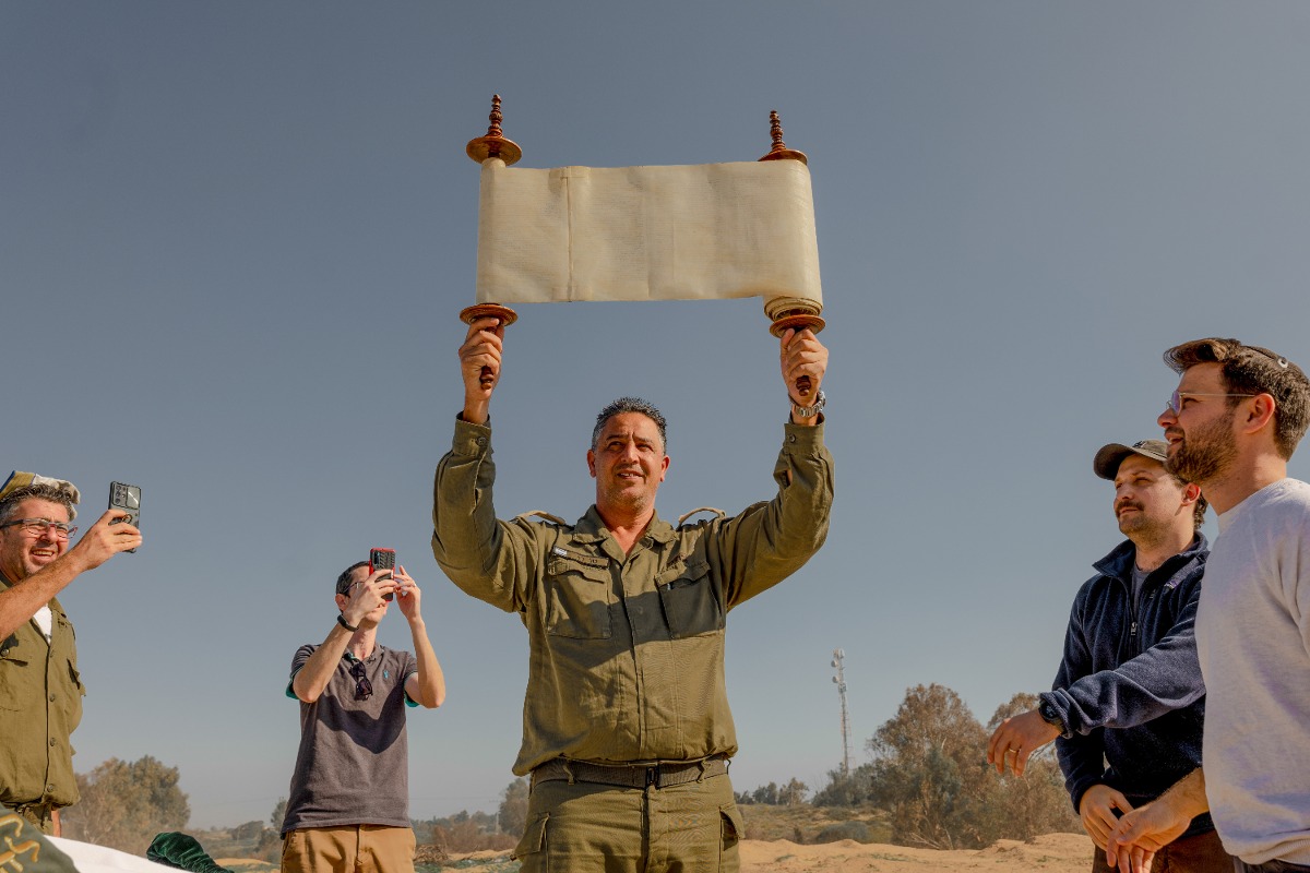 תפילת שחרית עם ספר תורה ששרד את השואה על גבול עזה