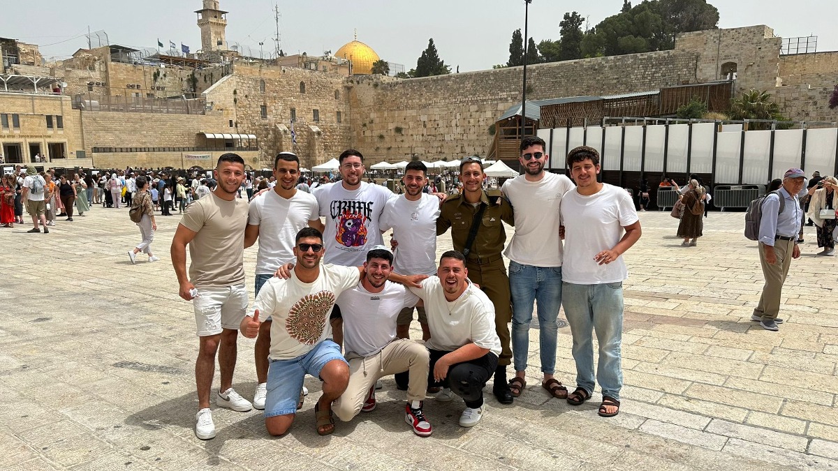 בצלאל עם החברים בתוכם דניאל שבמדים,