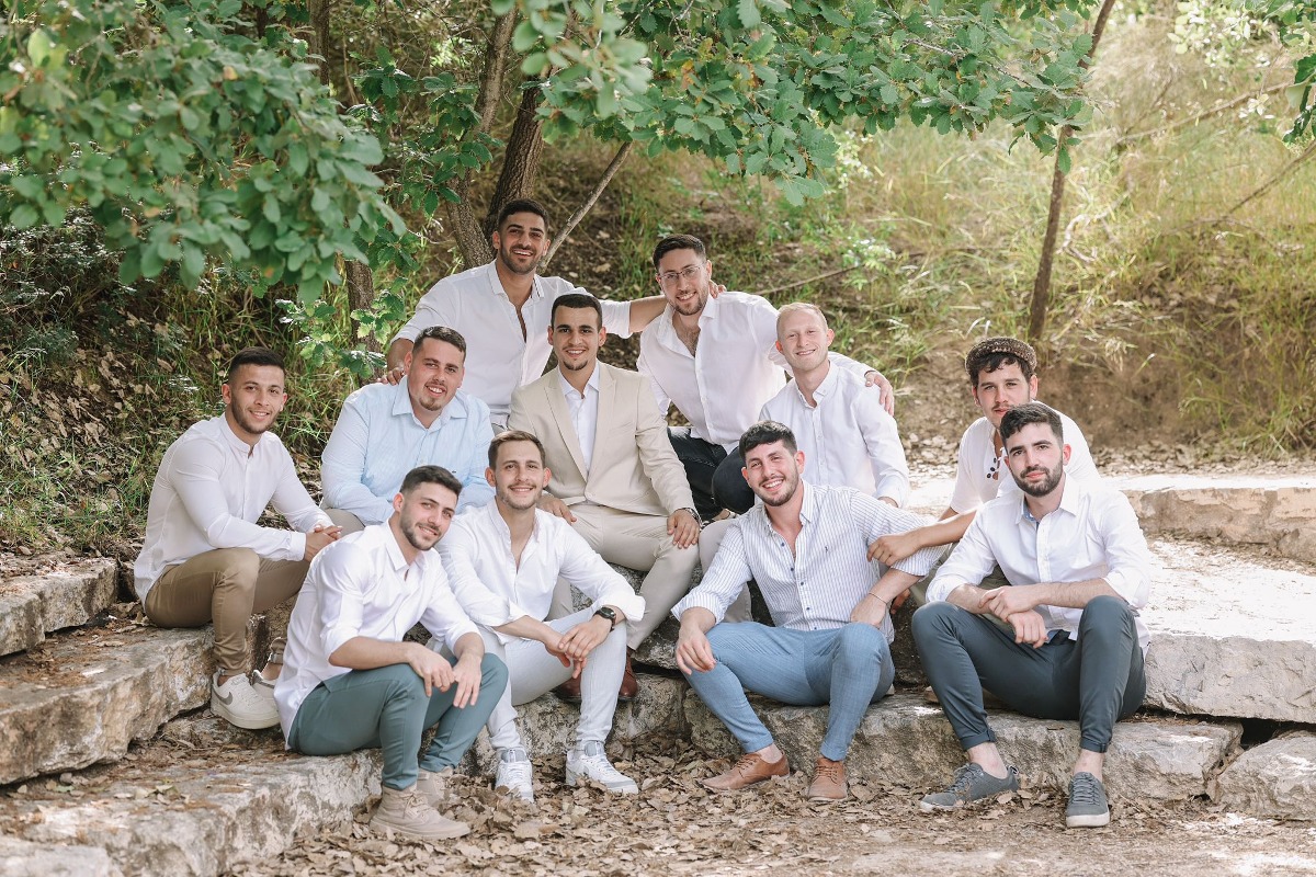 בצלאל עם החברים בתוכם דניאל, שני משמאל בשורה למטה,