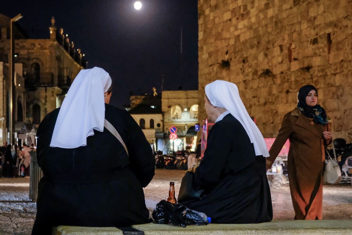 ננשות דת נוצריות, למצולמות אין קשר לנאמר בכתבה,