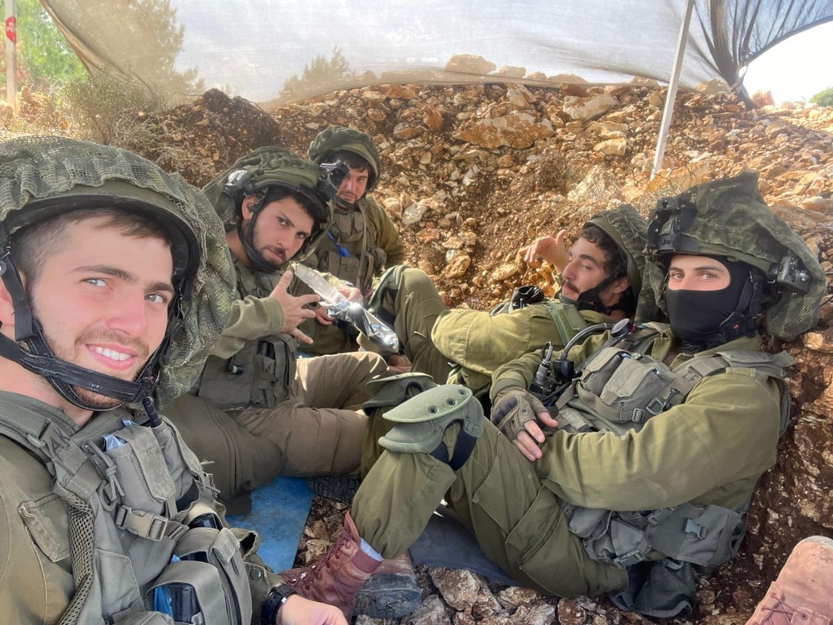 עידן והחברים במילואים,