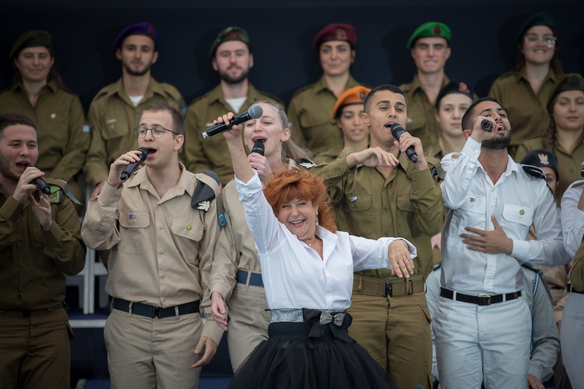 ציפי שביט עם חיילים,