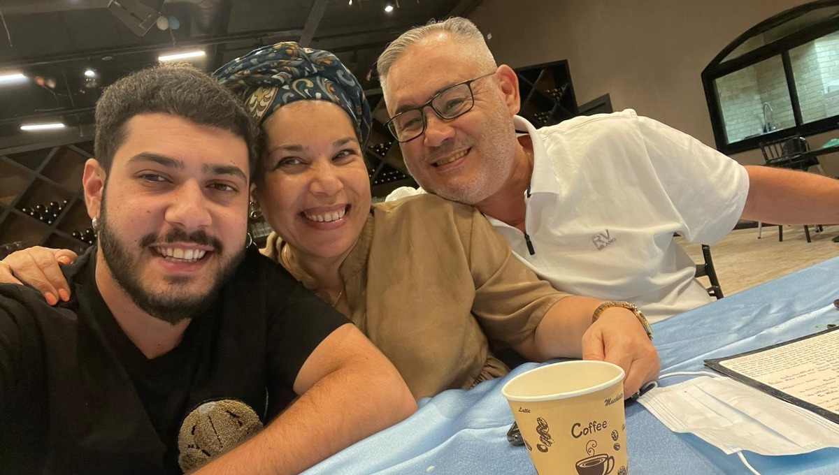 אליה כהן עם הוריו