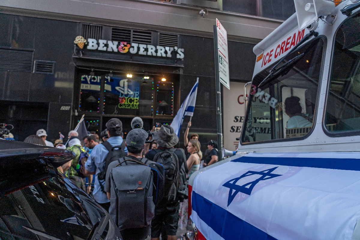 הפגנה בניו יורק מחוץ לחנות בן אנד ג