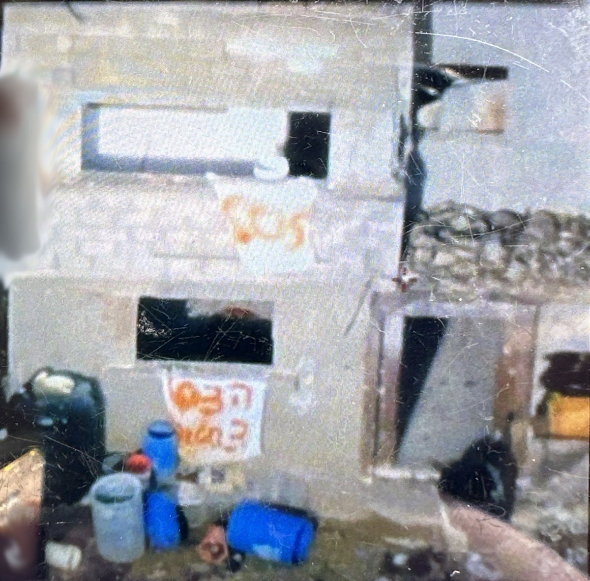 השלטים שכתבו החטופים