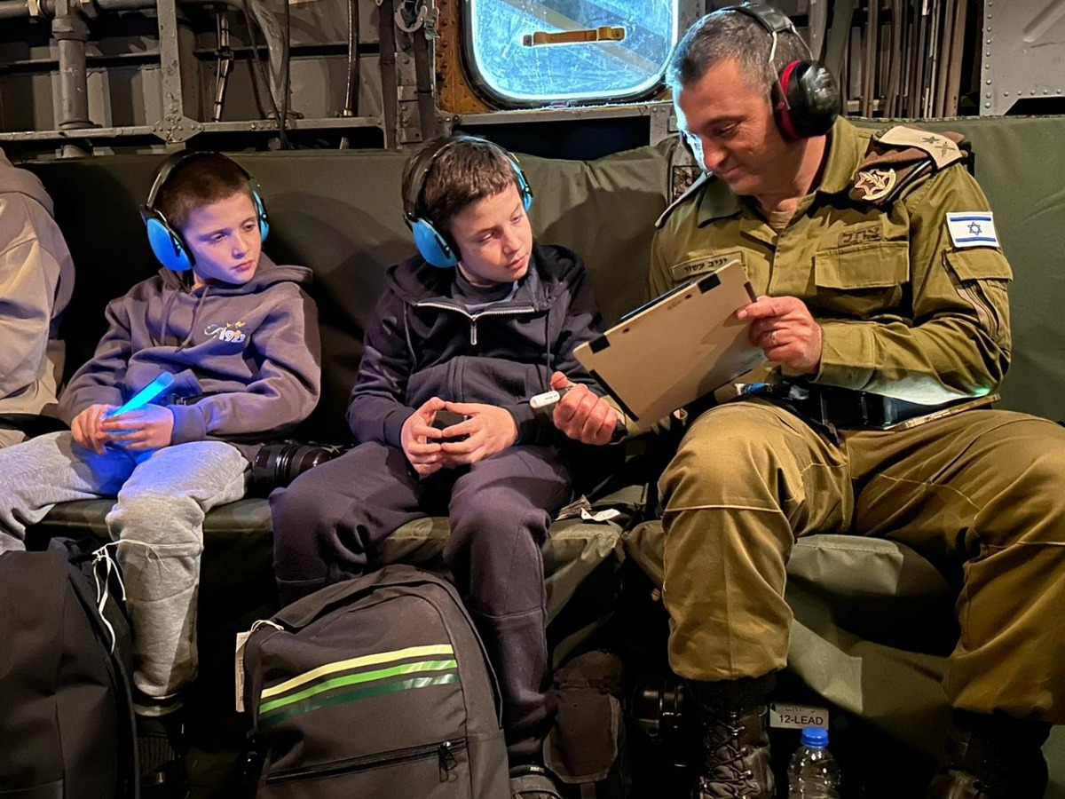 חיילי צה"ל יחד עם הילדים החטופים