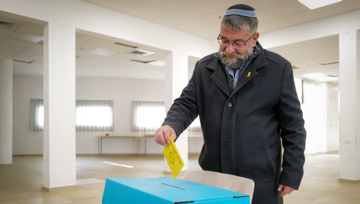 חיים רוקח מצביע