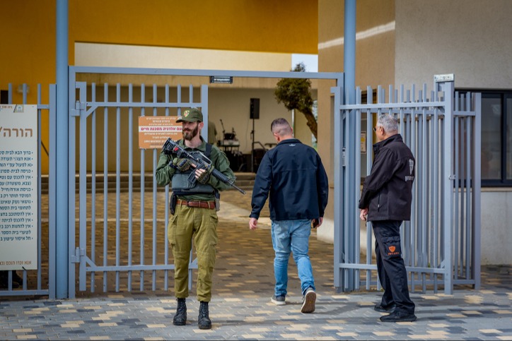כוחות צה"ל מחוץ לבית ספר בעיר
