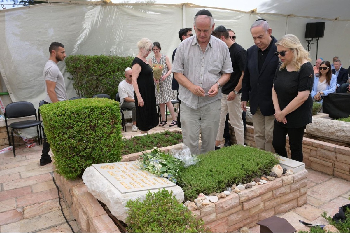 משפחת נתניהו בקבר של יוני נתניהו