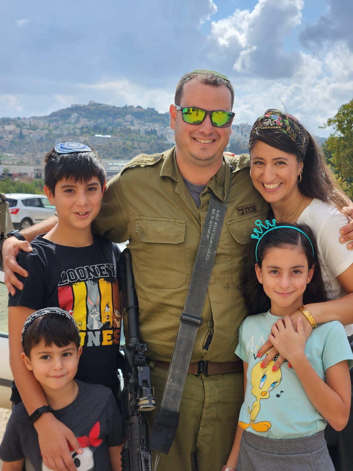 עוזב את המשפחה ומתגייס למילואים