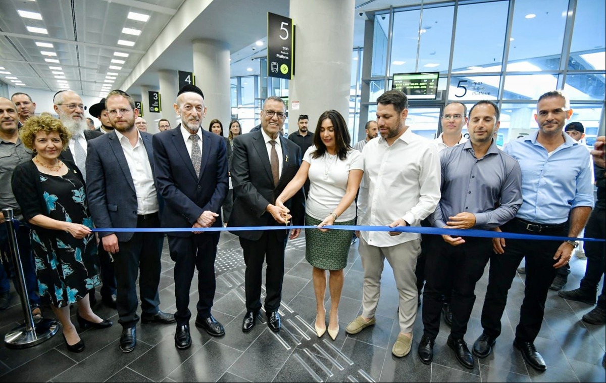 גזירת הסרט במסוף ארזים