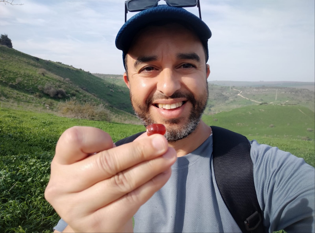 החרפושית בידו של ארז אברהמוב