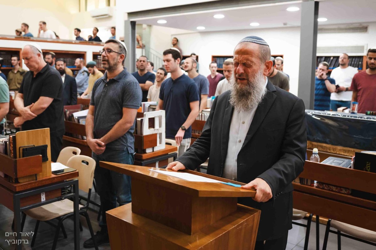 הרב גנץ בתפילה עם התלמידים והורי התצפיתניות