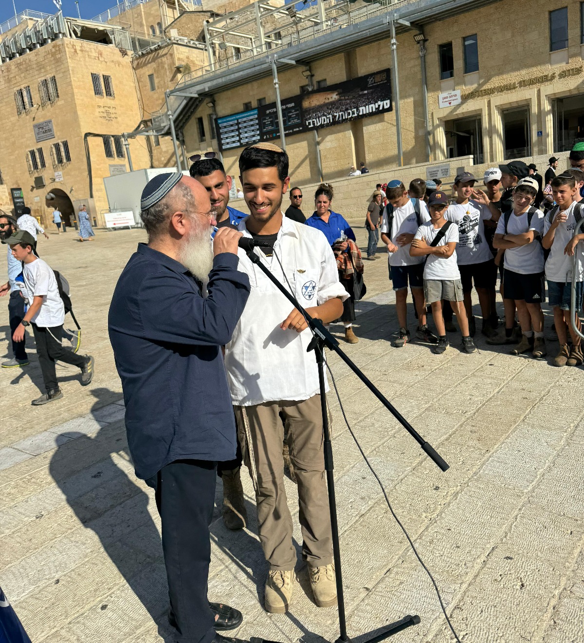 הרב שרקי עם פעיל בתנועה