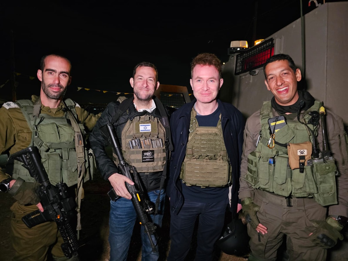 סגן אלוף במילואים שמוליק גרוסמן, מג"ד 9921, ורב סרן מני אהרון, מ"פ בגדוד 9921, בסיור עם יוסי דגן ודאגלס מריי